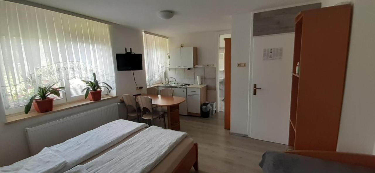 Apartmaji Mojca Guest House Križe Eksteriør bilde