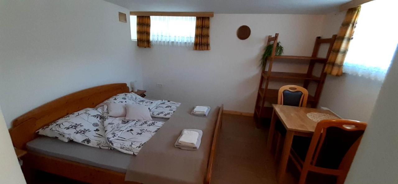 Apartmaji Mojca Guest House Križe Eksteriør bilde